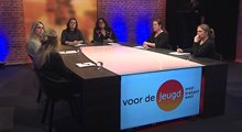 Deelnemers van het veiligheidsteam aan tafel in de studio