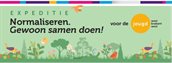 Logo met daarop bomen, bloemen en vogels met de tekst Expeditie Normaliseren. Gewoon samen doen!